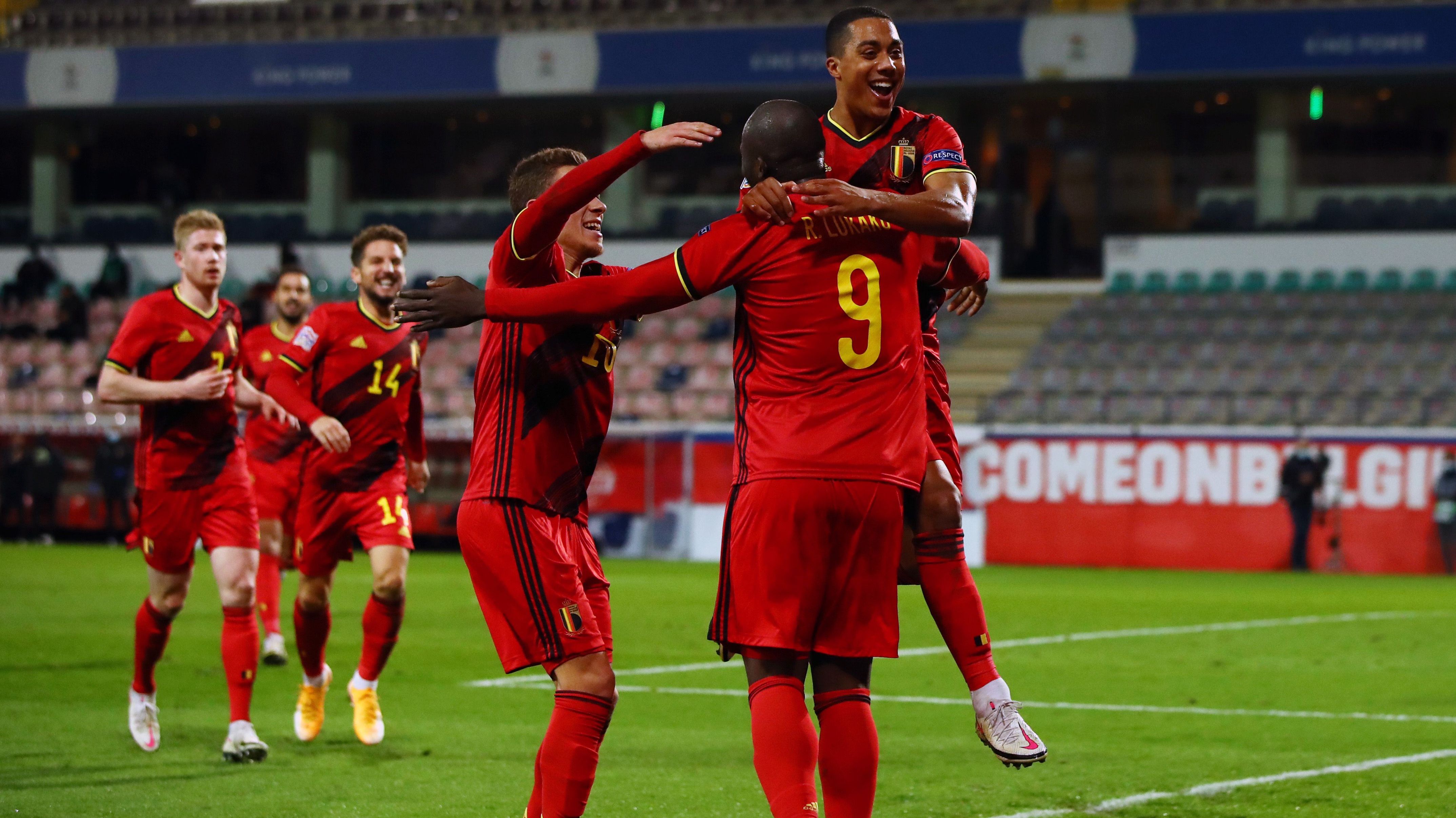 Romelu Lukaku, Youri Tielemans e Thorgan Hazard comemoram gol da Bélgica sobre a Dinamarca, na Liga das Nações / Photo by Dean Mouhtaropoulos/Getty Images