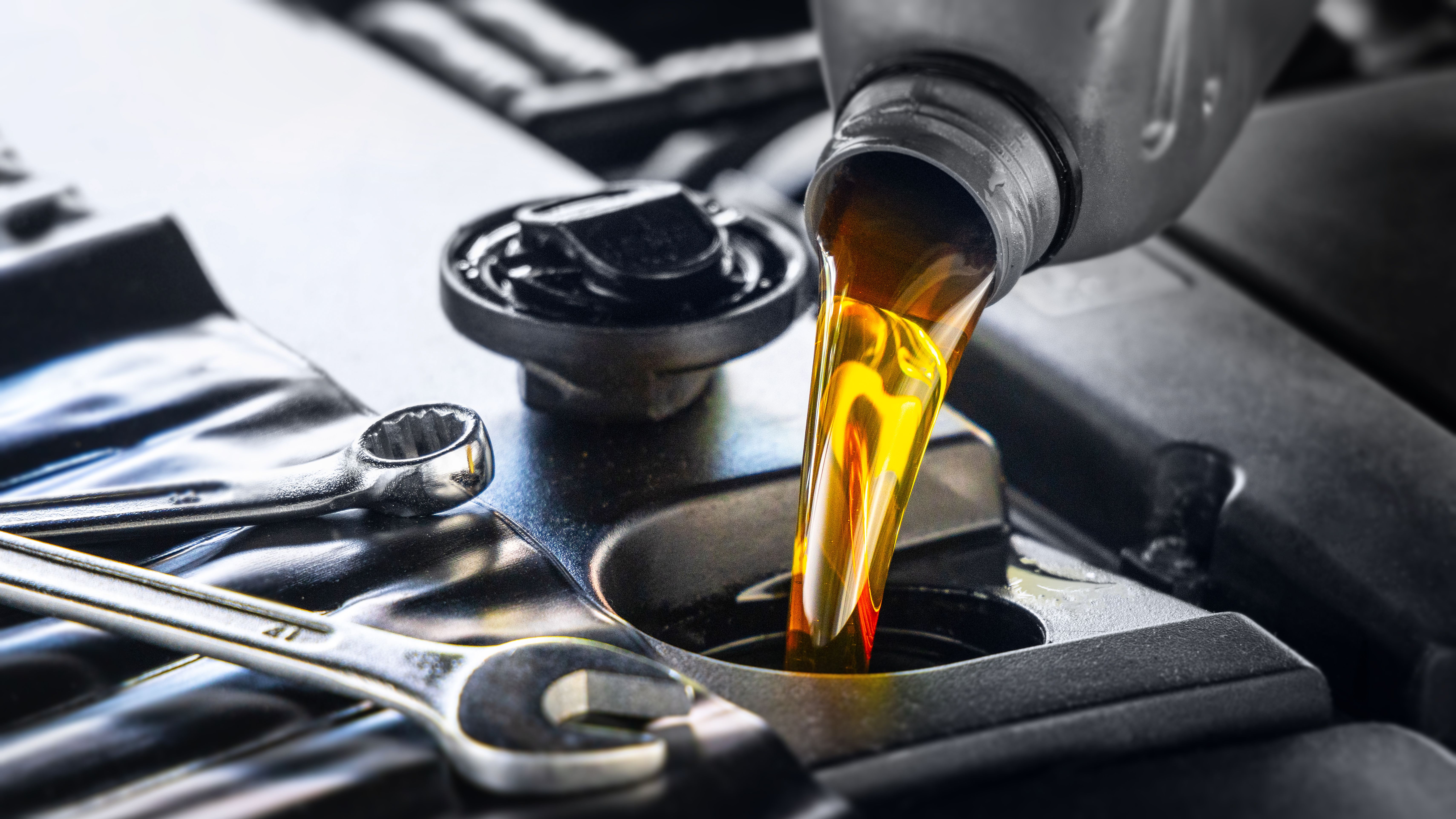O óleo é o sangue vital de um motor e é responsável por lubrificar as peças rotativas dentro do mecanismo, além de ajudar a resfriá-lo / Getty Images