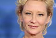 Atriz Anne Heche sofre acidente de carro e está em condição crítica