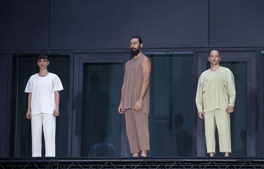 Coleção de Primavera/Verão de 2023 de Issey Miyake é exibida durante a Paris Fashion Week, em 23 de junho de 2022. / Thierry Chesnot/Getty Images