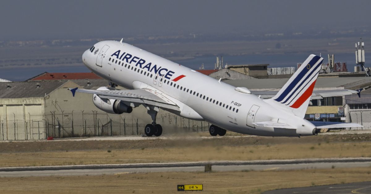 Air France é condenada a indenizar passageiros por poltrona não reclinável