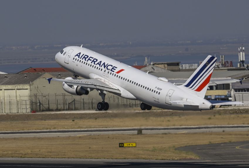 O avião da Air France que partia de Paris para Toronto estava com o carpete cheio de sangue e fezes de um passageiro que passou mal em um voo anterior / Getty Images