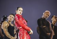 Rosalía diz a fã que colaboração com artista brasileiro está próxima