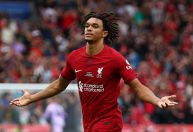 Conheça o campeão da Premier League que mora com os pais e ajuda a lavar a louça
