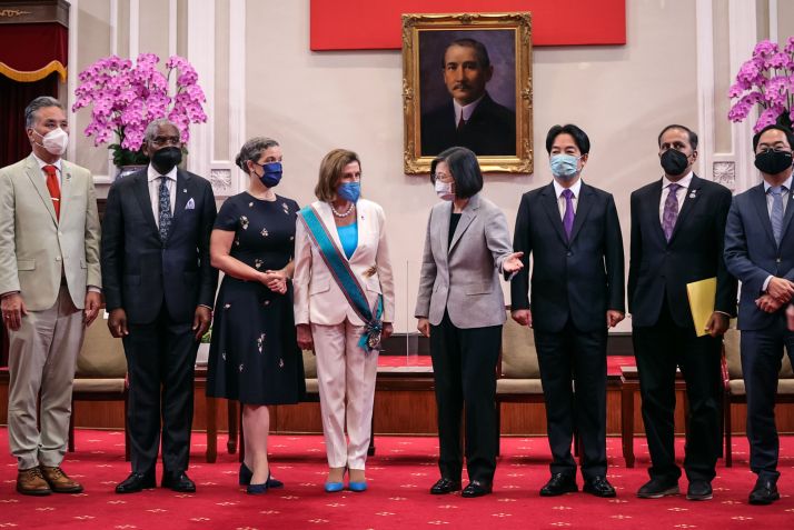 A presidente da Câmara dos EUA, Nancy Pelosi, encontra-se com a presidente de Taiwan, Tsai Ing-wen, no escritório da Presidência / Getty Images