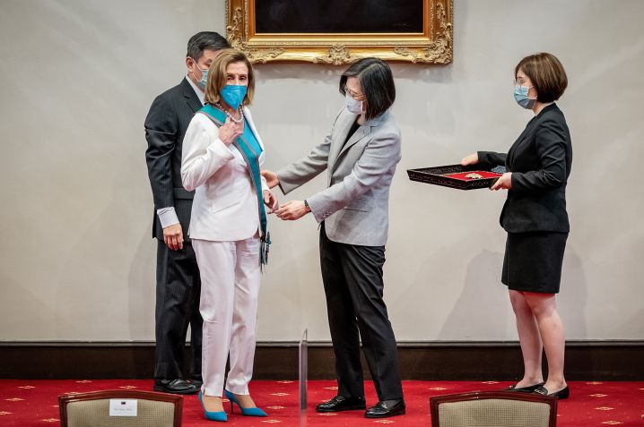 A presidente da Câmara dos EUA, Nancy Pelosi, recebe a Ordem das Nuvens Propícias com Grande Cordão Especial, a mais alta honraria civil de Taiwan, da presidente da ilha Tsai Ing-wen, no escritório da Presidência / Getty Images