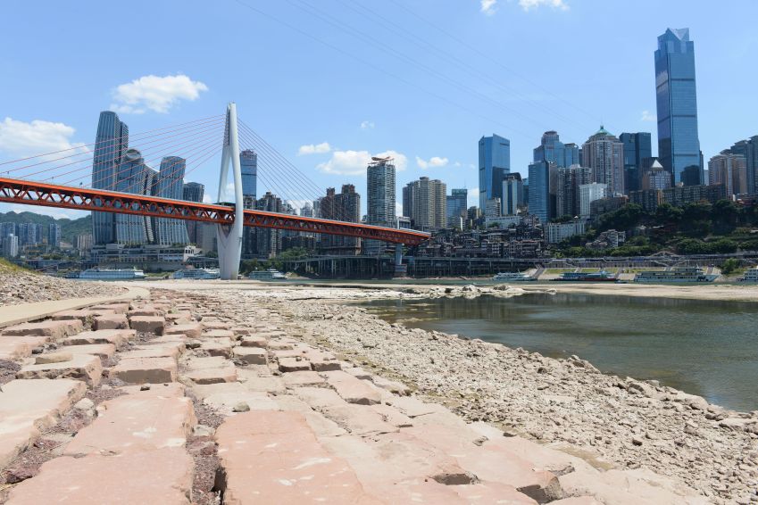 O nível da água do rio Jialing, um dos afluentes do rio Yangtze, caiu devido à alta temperatura e à seca. / China News Service / Getty Ima