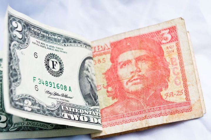 Dólar e peso cubano / PeterPhoto / Getty Images