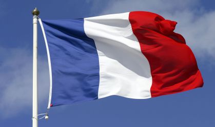 Candidato de extrema direita é espancado durante campanha na França