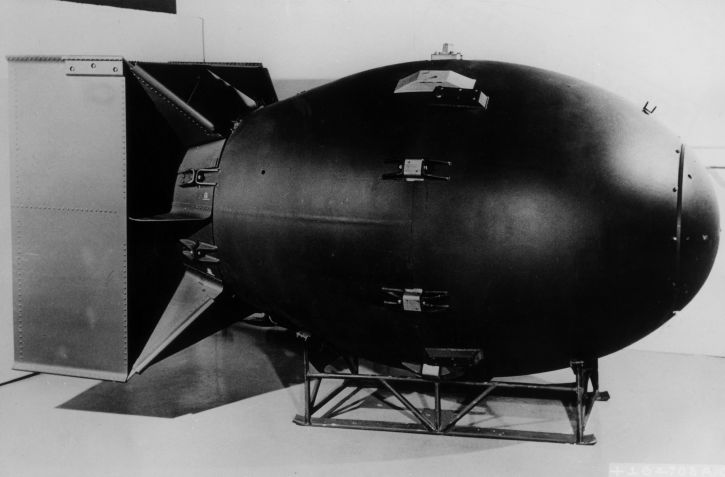Vista da bomba atômica 'Fat Man', do tipo que os EUA lançaram em Nagasaki, no Japão, em 9 de agosto de 1945, matando 40.000 pessoas, durante a Segunda Guerra Mundial (1939-1945) / Getty Images