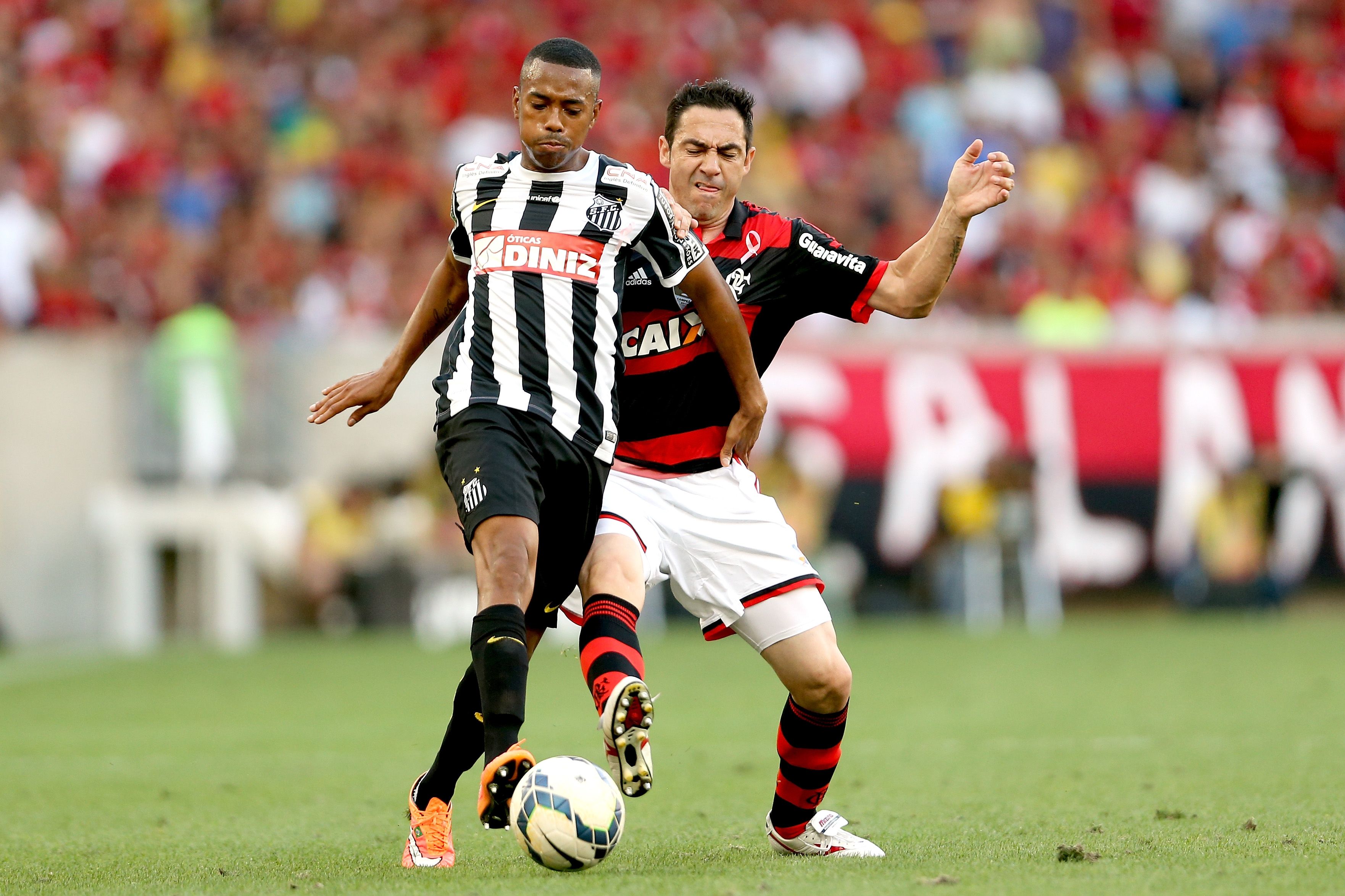 Ex-zagueiro Chicão (à dir.), durante partida entre Flamengo e Santos em 2014 / Matthew Stockman/Getty Images