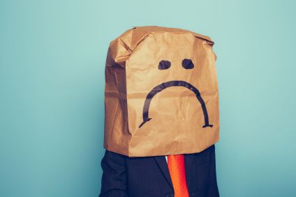 Executivo com sacola na cabeça / chefe triste