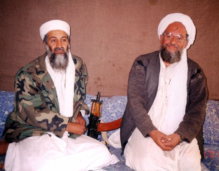 Osama Bin Laden sentando com seu conselheiro Ayman al-Zawahiri / Visual News/Getty Images