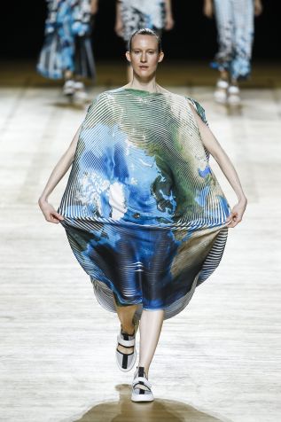 Modelo desfila durante apresentação de coleção de Issey Miyake na Paris Fashion Week de 2017. / Richard Bord/WireImage