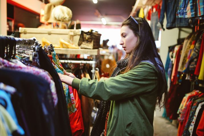 Mulher faz compras em Londres / Getty Images
