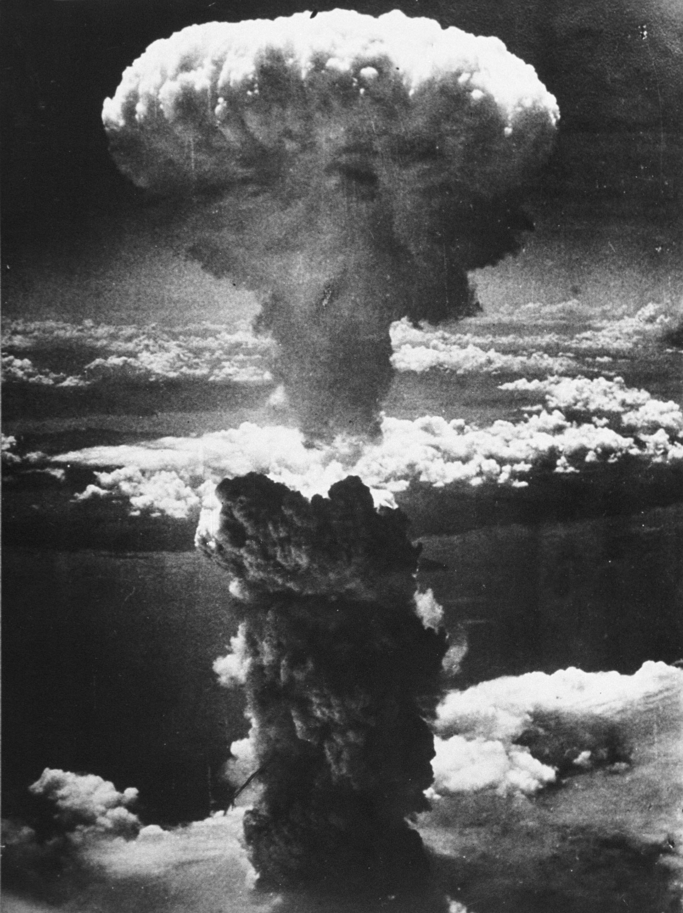 Uma densa coluna de fumaça sobe mais de 60.000 pés no ar sobre o porto industrial japonês de Nagasaki, resultado de uma bomba atômica, a segunda já usada em guerra, em 8 de agosto de 1945, de um B-29 Superfortress da Força Aérea dos EUA. • Courtesy of the National Archives/Newsmakers