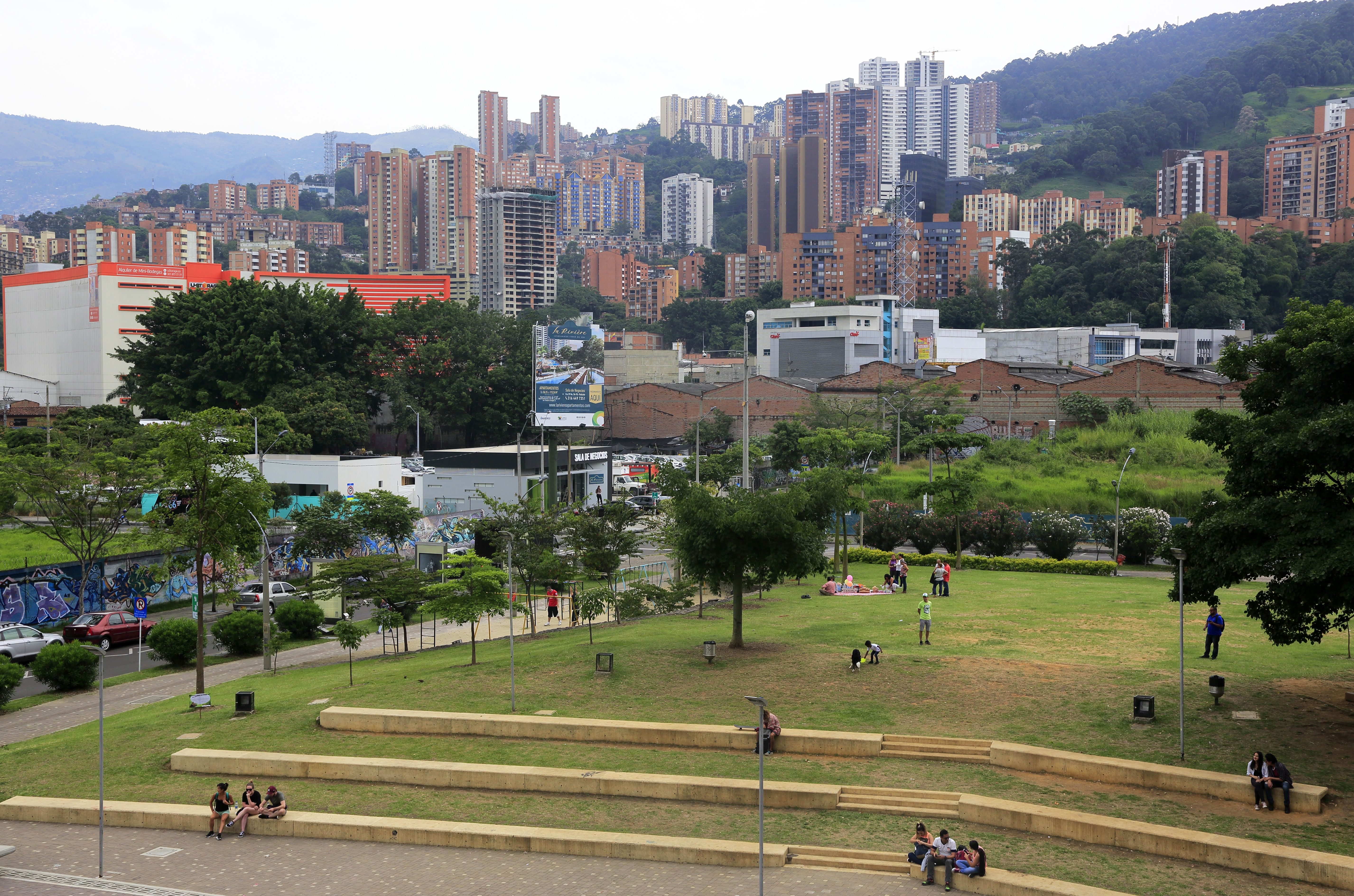 A paisagem urbana de El Poblado com a praça do Museu de Arte Moderna de Medellín em primeiro plano. / Getty Images