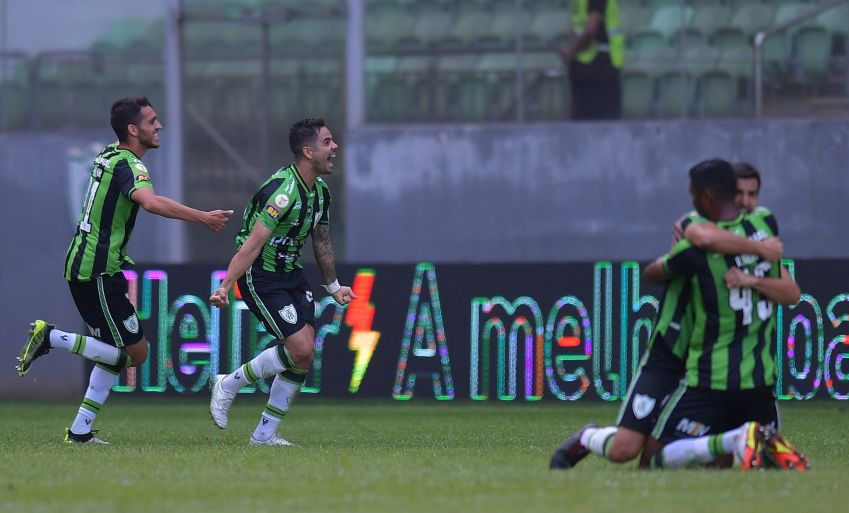 Henrique Almeida, do América-MG, comemora o seu gol durante a partida contra o Atlético-MG, durante a 24ª rodada do Campeonato Brasileiro 2022 / Agência Estado