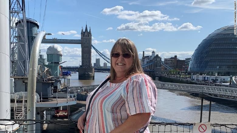 Lisa Gilbert, gerente no Charity Bank, aproveita o dia extra de folga passeando no rio Tâmisa, em Londres / Arquivo pessoal / Nathaniel Gilbert