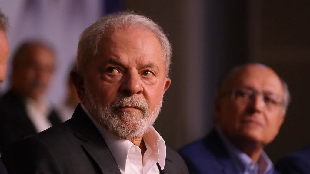 O ex-presidente Lula, com o ex-governador Geraldo Alckmin ao fundo, em evento do PSB