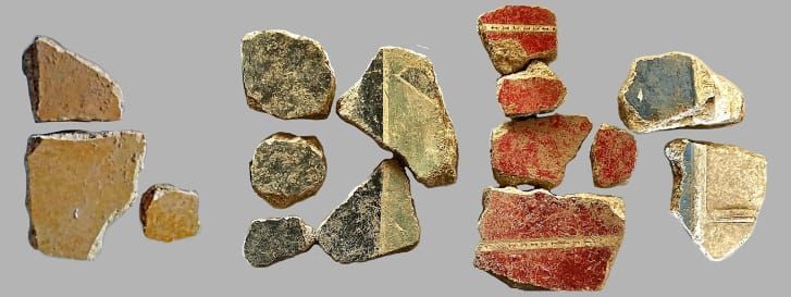 Fragmentos de parede coloridos recuperados do sítio arqueológico em upra Marittima, na Itália / Marco Giglio/Università di Napoli L'Orientale