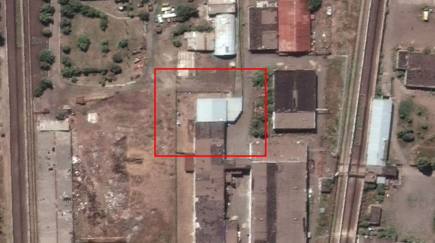 O destaque mostra o armazém na prisão de Olenivka em 27 de julho antes do ataque. / Maxar