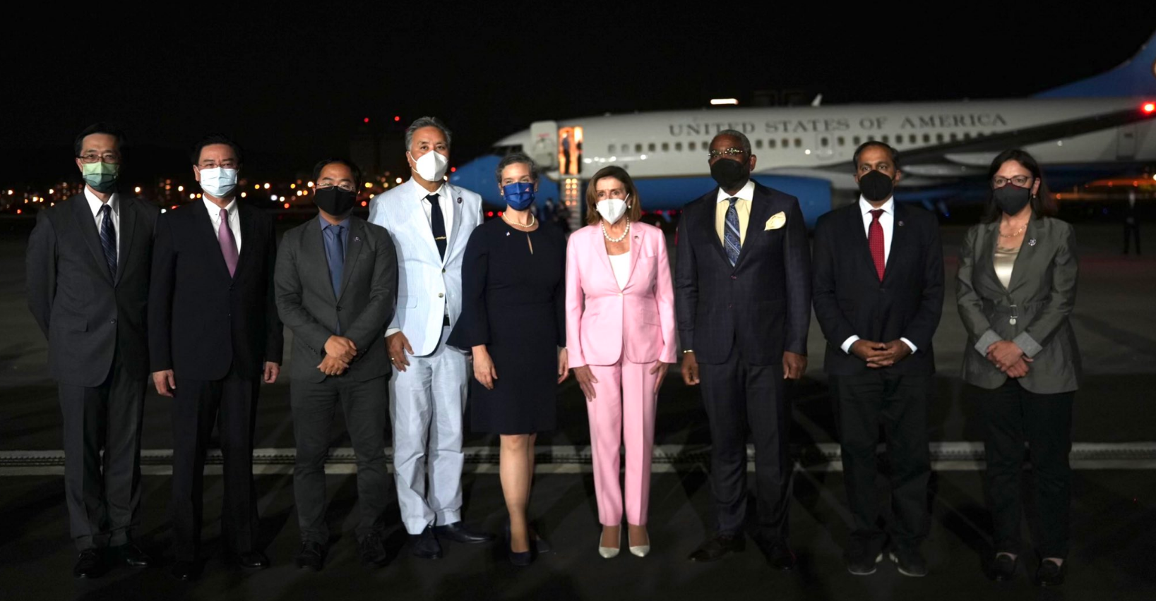 Delegação dos EUA, liderada pela presidente da Câmara, Nancy Pelosi, posa para foto com autoridades de Taiwan após chegada na ilha.