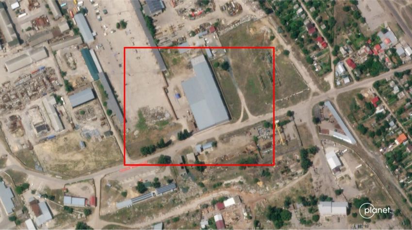 O destque na imagem mostra o armazém em Nova Kakhovka intacto em 11 de julho / Planet Labs, SkySat
