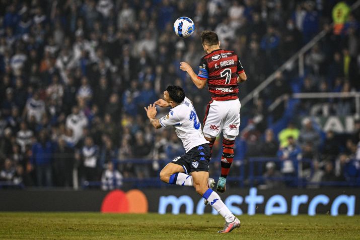 Éverton Ribeiro (D), do Flamengo, na partida de ida entre Vélez Sarsfield e Flamengo válida pelas semifinais da Libertadores ALEXANDRE NETO/PHOTOPRESS/ESTADÃO CONTEÚDO