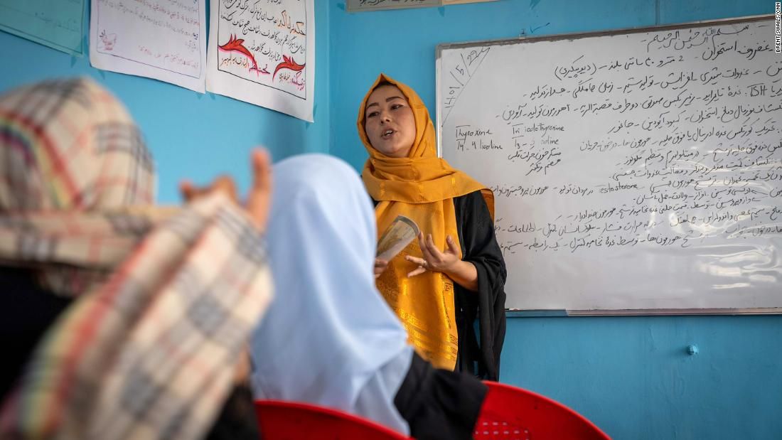 A proibição de fato do Talibã à educação secundária de meninas continua em vigor no Afeganistão / Brent Swails / CNN