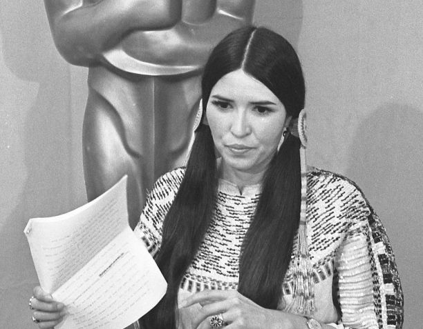 Sacheen Littlefeather subiu ao palco no lugar de Marlon Brando no Oscar em 1973 / Wikimedia Commons