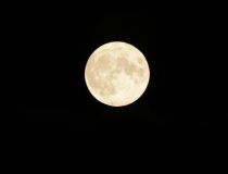A lua cheia de agosto, conhecida como &quot;lua cheia do esturjão&quot;, é vista a partir de Manhattan, em Nova York, nos Estados Unidos, na quinta-feira (11).