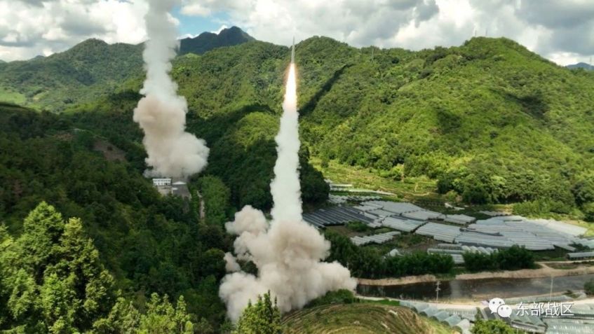 Comando Oriental da China dispara mísseis em direção às aguás próximas a Taiwan durante exercícios militares na quinta-feira (4) / Comando Oriental da China/via Reuters