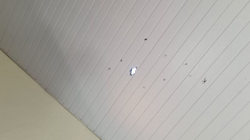 Meteoritos caíram em uma casa em Goiás e perfuraram o teto da residência / Reprodução - Universidade Federal de Jataí