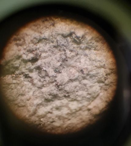 Meteorito encontrado em Goiás visto por microscópio / Reprodução - Universidade Federal de Jataí