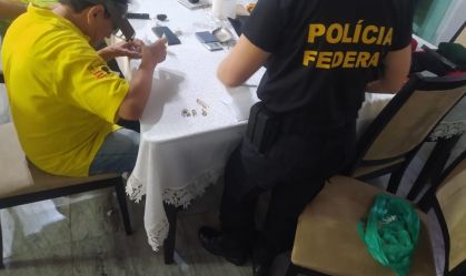 Peritos da Polícia Federal examinam materiais apreendidos em operação no Pará
