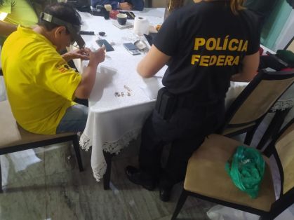 Peritos da Polícia Federal examinam materiais apreendidos em operação no Pará