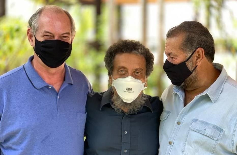 João Santana (centro) junto dos pedetistas Ciro Gomes (esquerda) e Carlos Lupi (direita).