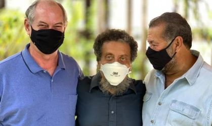 João Santana (centro) junto dos pedetistas Ciro Gomes (esquerda) e Carlos Lupi (direita).