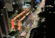 Manifestantes se reúnem na Avenida Paulista para mais um ato em defesa da democracia