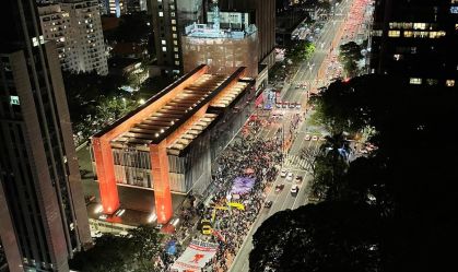 Manifestantes se reúnem na Avenida Paulista para mais um ato em defesa da democracia