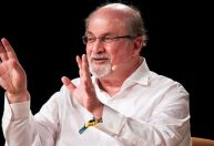 Após cirurgia, Salman Rushdie pode perder um olho e respira por aparelhos, diz agente
