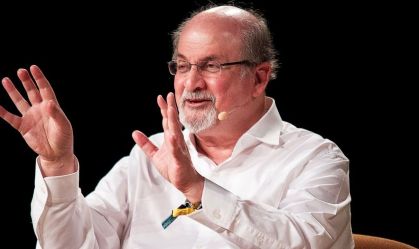 Suspeito de atacar Salman Rushdie é acusado de tentativa de homicídio e agressão