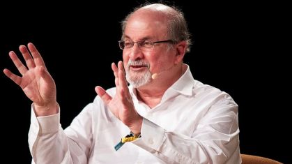 O escritor Salman Rushdie
