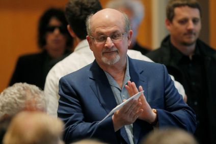 O escritor Salman Rushdie