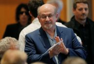 Saiba quem é Salman Rushdie, escritor esfaqueado que é jurado de morte
