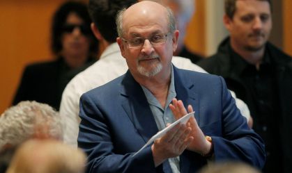 Pai de suspeito se recusa a falar sobre ataque a Rushdie, diz político libanês