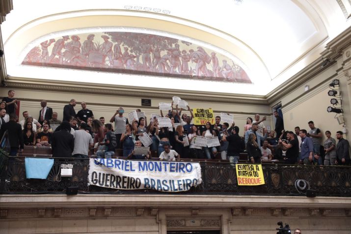 Ao longo dos primeiros minutos de sessão, inúmeras interrupções obrigaram o presidente Carlo Caiado (sem partido) a acionar o alarme pedindo silêncio em sessão que avalia cassação de Gabriel Monteiro / Câmara dos Vereadores do Rio de Janeiro