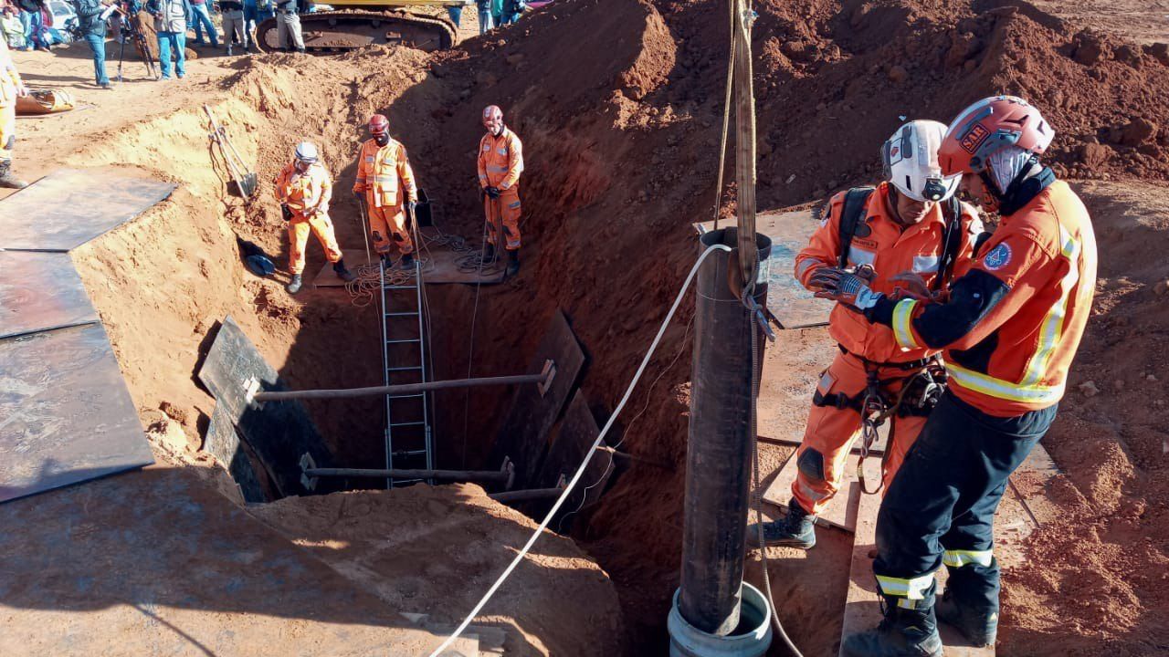 Bombeiros atuam no resgate do menino / Divulgação/Corpo de Bombeiros