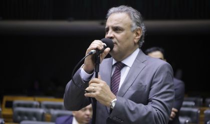 "Vejo com preocupação", diz Aécio sobre mudança do Foro